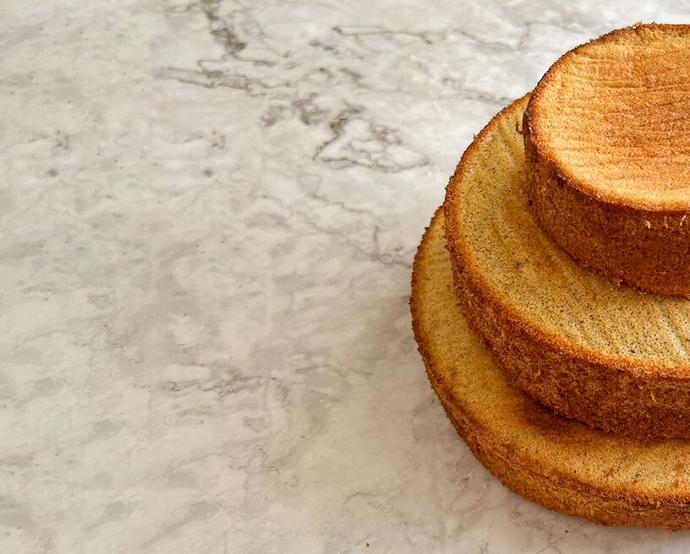 Se verían tres porciones del bizcocho en una mesa de marmol claro Tres porciones del Bizcocho sin Gluten y sin Azúcar