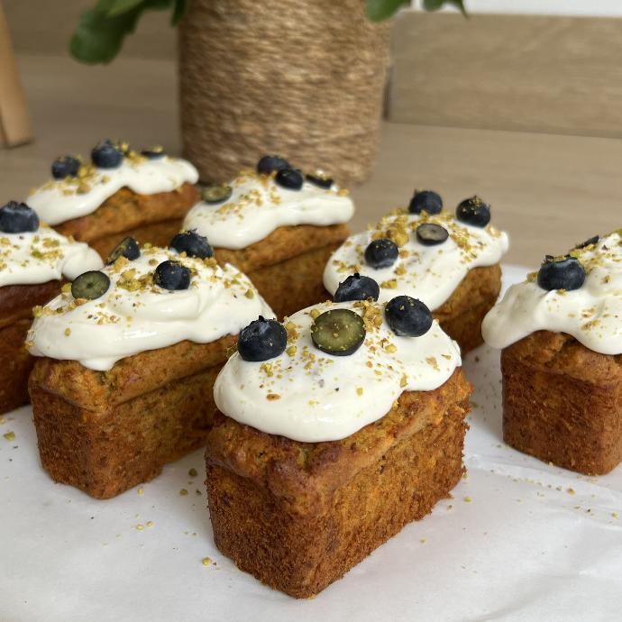 Carrot Cake Sin Azúcar con Crema y Arándanos Cuadrados de carrot cake sin azúcar con cobertura de crema y arándanos