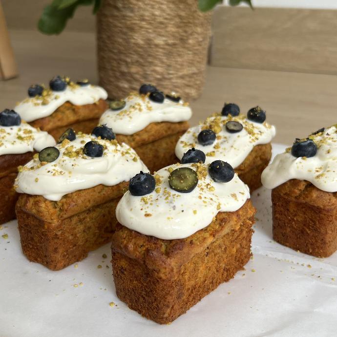 Cuadrados de carrot cake sin azúcar con cobertura de crema y arándanos